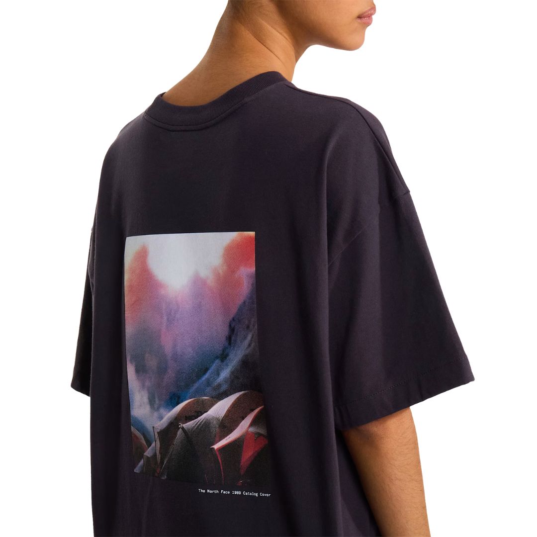Camiseta The North Face Red Box oversize color obsidian, primer plano de medio cuerpo por detrás mostrando el estampado de montaña sobre fondo neutro.