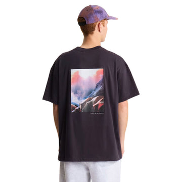 Camiseta The North Face Red Box oversize color obsidian, vista trasera de medio cuerpo sobre modelo con gorra, mostrando el estampado fotográfico central completo.