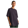 Camiseta The North Face Red Box oversize color obsidian, vista frontal de cuerpo entero sobre modelo con la mano en el bolsillo, mostrando el corte holgado y liso.