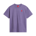 Camiseta The North Face Redbox manga corta unisex color Grounded Plum en vista frontal de producto, con el parche bordado rojo centrado en el pecho izquierdo.