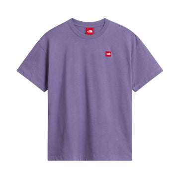 Camiseta The North Face Redbox manga corta unisex color Grounded Plum en vista frontal de producto, con el parche bordado rojo centrado en el pecho izquierdo.
