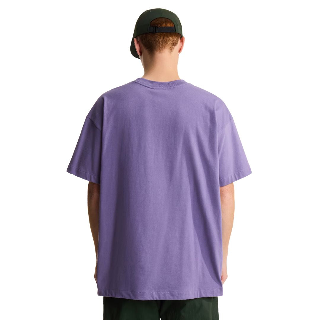 Vista trasera de la camiseta The North Face Redbox manga corta unisex color Grounded Plum, hombre con gorra verde mostrando el ajuste oversize desde atrás.