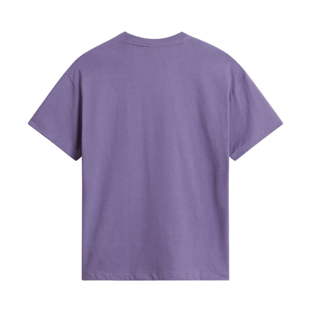 Vista trasera de la camiseta The North Face Redbox manga corta unisex color Grounded Plum, mostrando el corte oversize y el largo de espalda liso sin estampado.