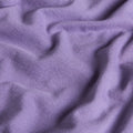 Detalle del tejido de la camiseta The North Face Redbox unisex en color Grounded Plum, algodón regenerativo de 220 g/m² con textura suave de punto grueso.