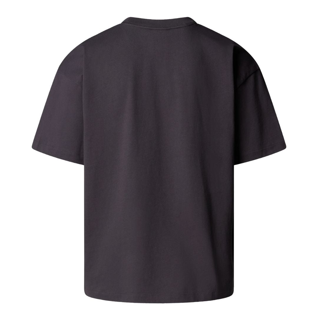 Camiseta The North Face Redbox S/S Tee en color obsidian, vista frontal con logotipo pequeño rojo en el pecho.