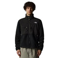Hombre con la Chaqueta The North Face Retro Denali para hombre en color TFN Black con el logo en blanco, vista frontal completa con cremallera cerrada