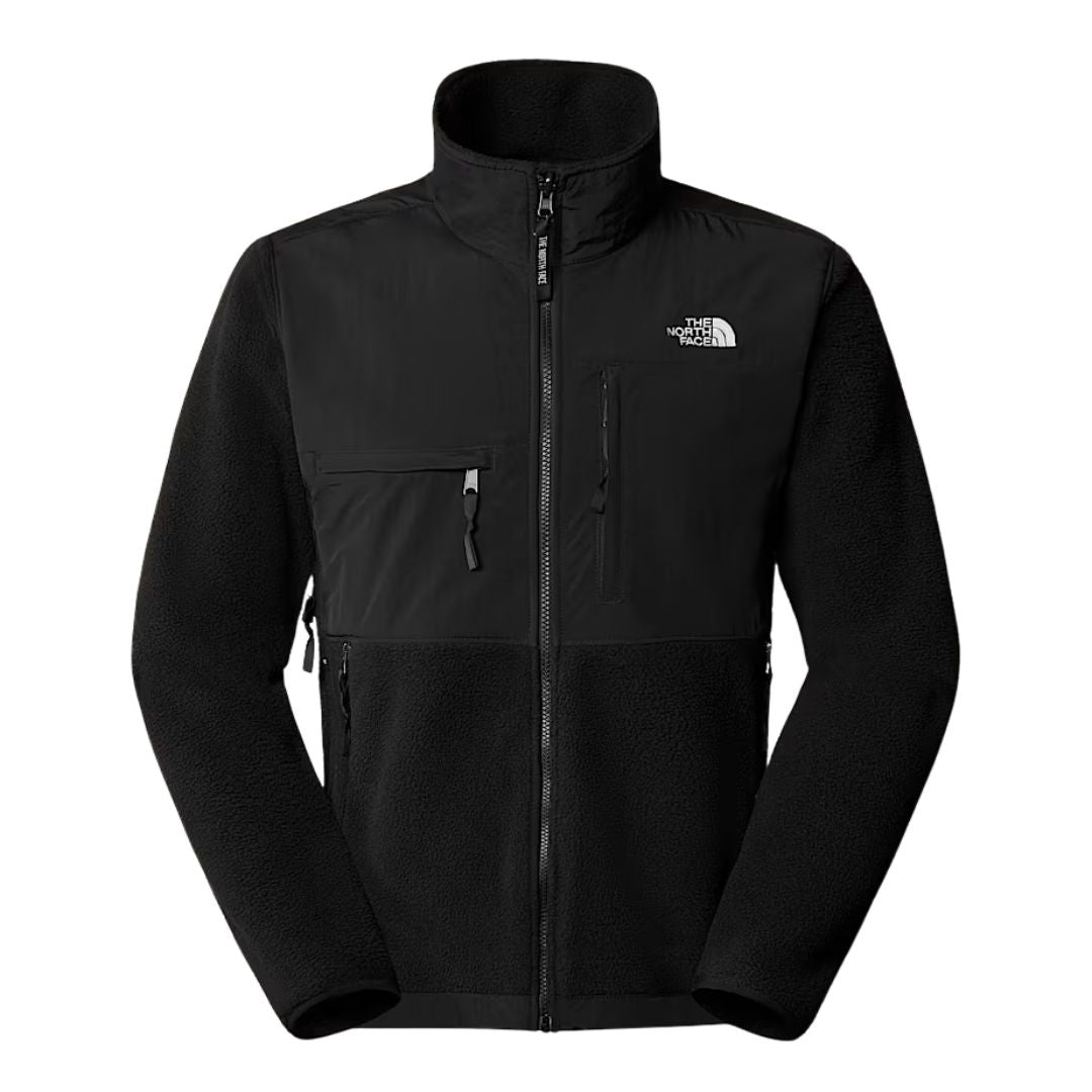 Chaqueta The North Face Retro Denali para hombre en color TFN Black con el logo en blanco, vista frontal completa con cremallera cerrada