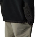 Vista trasera de la chaqueta The North Face Retro Denali para hombre en color TFN Black con paneles negros
