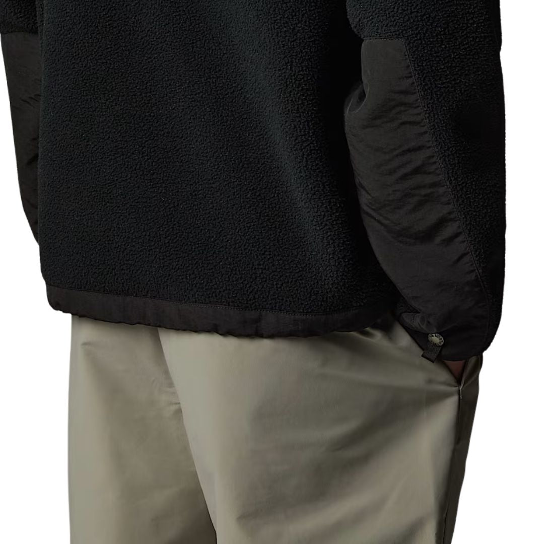 Vista trasera de la chaqueta The North Face Retro Denali para hombre en color TFN Black con paneles negros
