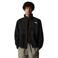 Hombre con la chaqueta Chaqueta The North Face Retro Denali para hombre en color TFN Black con el logo en blanco, vista frontal completa con cremallera abierta