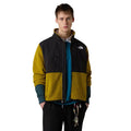 Vista frontal de la chaqueta The North Face Retro Denali mostaza con cremallera abierta, mostrando el interior