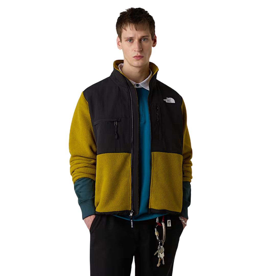 Vista frontal de la chaqueta The North Face Retro Denali mostaza con cremallera abierta, mostrando el interior