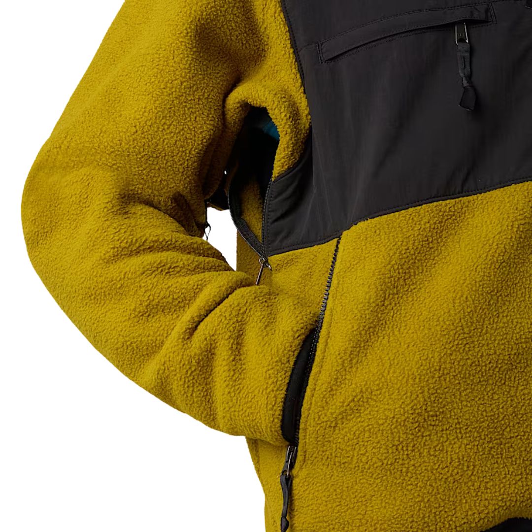 Detalle de ventilación lateral con cremallera en la chaqueta Retro Denali en color Deep Dijon y negro