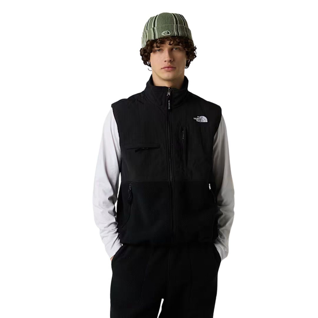 Modelo masculino con chaleco The North Face Retro Denali Vest en color negro, vista frontal.