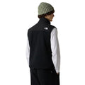 Modelo masculino con chaleco The North Face Retro Denali Vest en color negro, vista trasera.