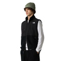 Modelo masculino con chaleco The North Face Retro Denali Vest en color negro, vista lateral.