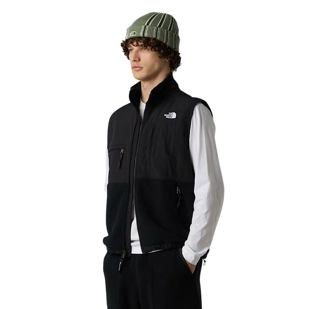 Modelo masculino con chaleco The North Face Retro Denali Vest en color negro, vista lateral.