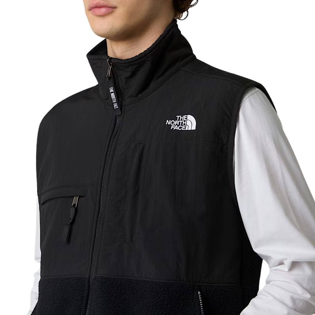 Chaleco The North Face Retro Denali Vest en color negro, detalle frontal con logo en el pecho.