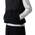 Chaleco The North Face Retro Denali Vest en color negro, detalle de bolsillo lateral con cremallera.