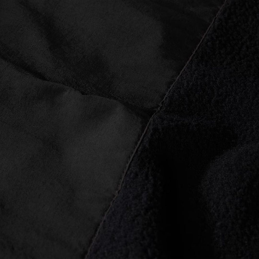 Detalle de tejido y textura del chaleco The North Face Retro Denali Vest en color negro.