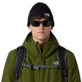 Modelo de frente con gorro The North Face Salty Lined Beanie color negro TNF Black en look urbano de montaña.