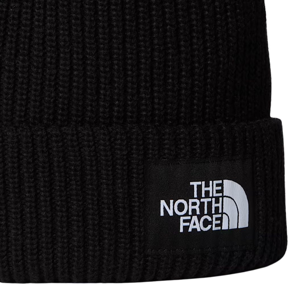 Primer plano del gorro The North Face Salty Lined Beanie color negro TNF Black con tejido de punto acanalado y logotipo tejido.