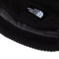 Detalle interior del gorro The North Face Salty Lined Beanie color negro TNF Black con forro de jersey y parche con logotipo.