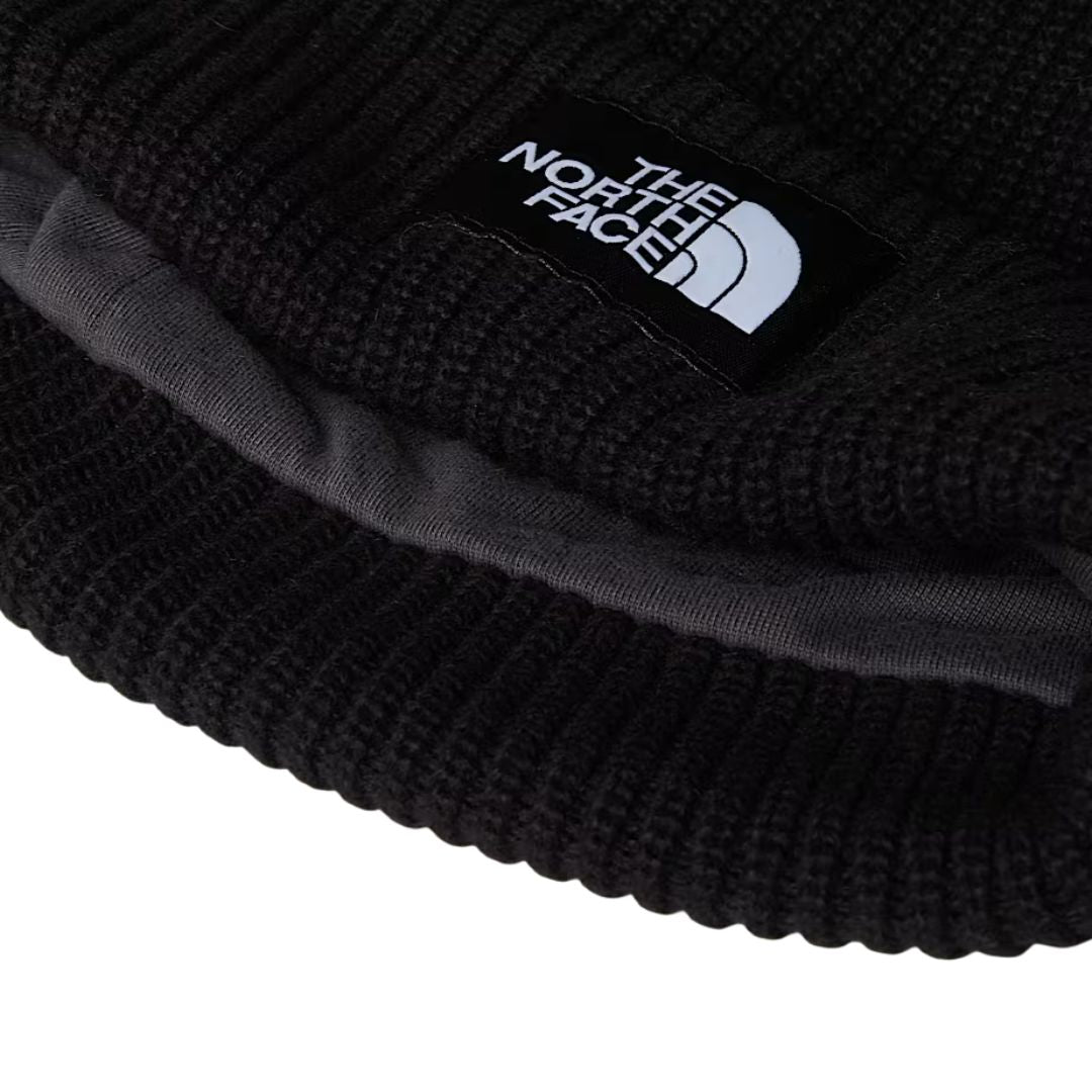 Detalle interior del gorro The North Face Salty Lined Beanie color negro TNF Black con forro de jersey y parche con logotipo.