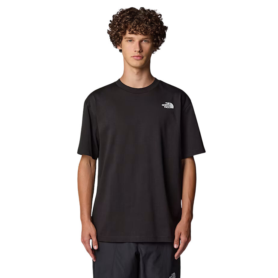 Camiseta The North Face SS NSE Oversized Tee en negro, vista trasera con gráficos de mosquetones de colores y texto "Never Stop Exploring"