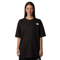 Camiseta The North Face SS NSE Oversized Tee en negro, detalle del logotipo blanco en el pecho, modelo femenino.