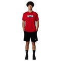 Hombre con la Camiseta The North Face S/S Tee Expedition System Graphic Roja vista frontal