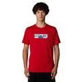 Hombre con la Camiseta The North Face S/S Tee Expedition System Graphic Roja