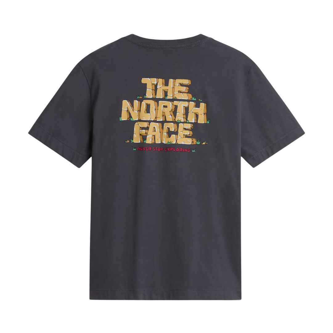 Camiseta The North Face Stone Logo RLX en gris antracita, vista de espalda en plano de producto (flat lay), mostrando en detalle el estampado completo "THE NORTH FACE — Never Stop Exploring".