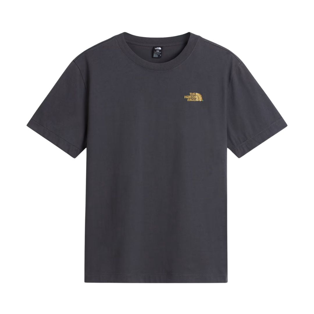 Camiseta The North Face Stone Logo RLX en gris antracita, vista frontal en plano de producto (flat lay), con logotipo pequeño estilo piedra en el pecho.