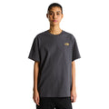 Camiseta The North Face Stone Logo RLX en gris antracita puesta en modelo mujer, vista frontal mostrando el logotipo pequeño estilo piedra en el pecho.