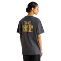 Camiseta The North Face Stone Logo RLX en gris antracita puesta en modelo mujer, vista de espalda en primer plano mostrando el gráfico 