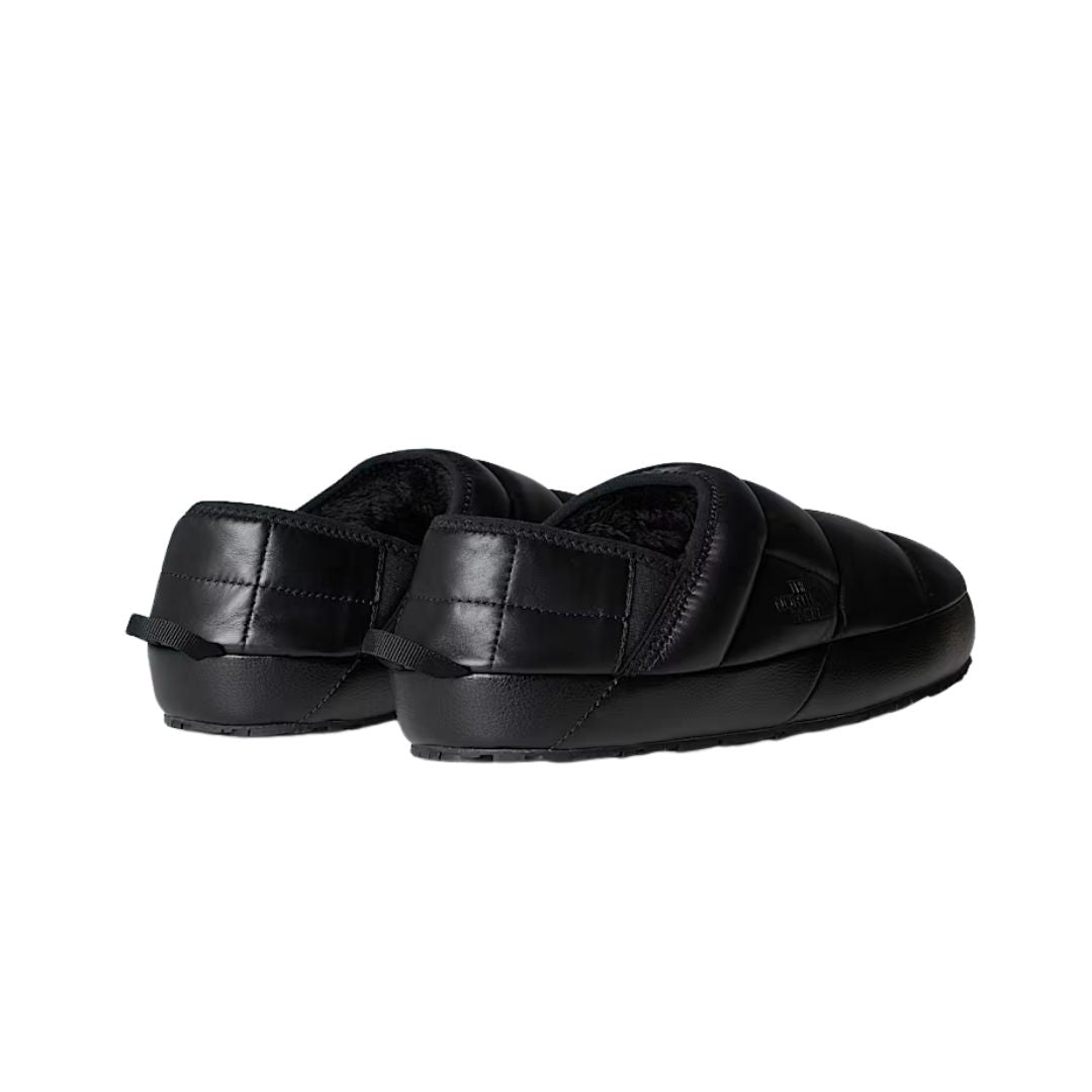 Vista trasera de las zapatillas The North Face ThermoBall Traction Mule LTR Slip-On en color negro TNF Black.