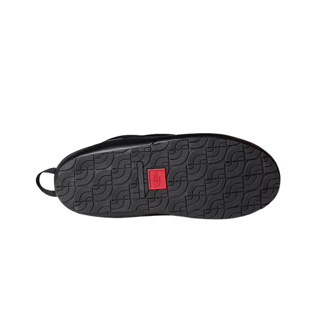 Detalle de la suela de goma reciclada con gran tracción de las ThermoBall Traction Mule LTR Slip-On en color TNF Black.