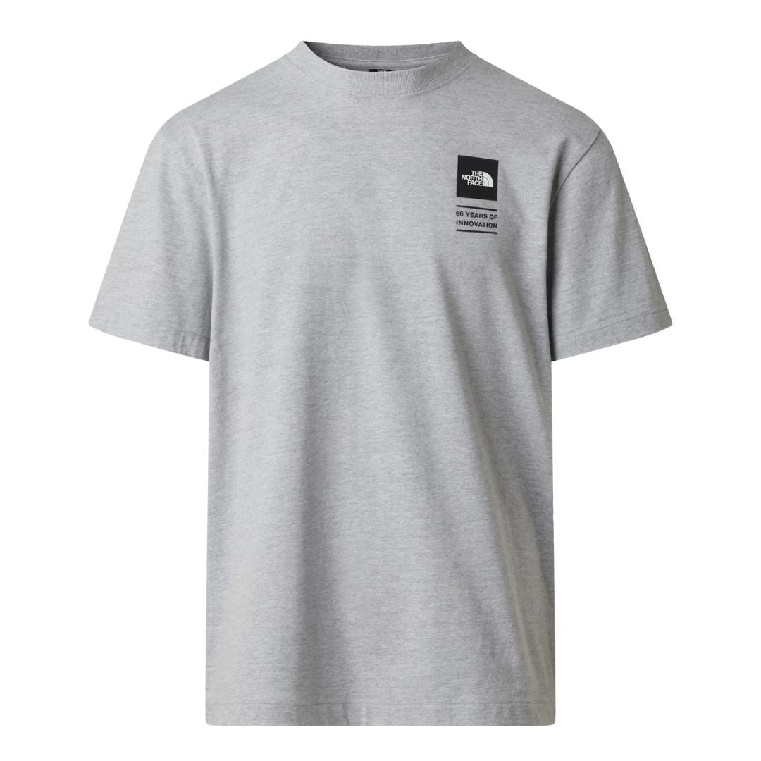 Camiseta The North Face TNF Celebration Relaxed Short Sleeve T-Shirt en color gris claro jaspeado, vista frontal.