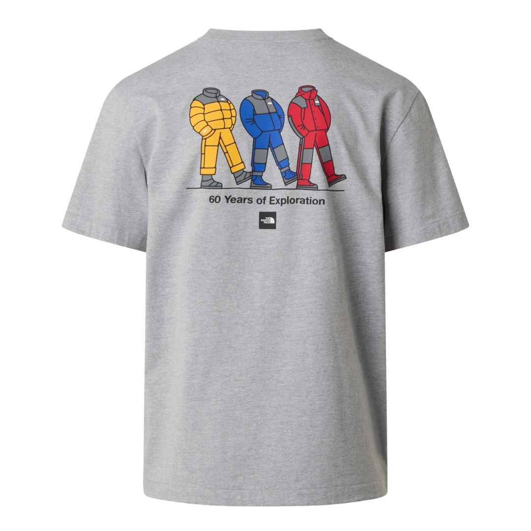 Vista trasera de la camiseta The North Face TNF Celebration Relaxed Short Sleeve T-Shirt gris claro jaspeado con gráfico 60 Years of Exploration.
