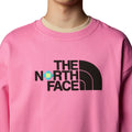 Hombre con la Sudadera The North Face TNF X Yinka Ilori Crew Gamma Pink pecho