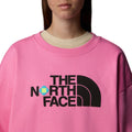 Mujer con la Sudadera The North Face TNF X Yinka Ilori Crew Gamma Pink pecho