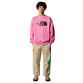 Hombre con la Sudadera The North Face TNF X Yinka Ilori Crew Gamma Pink vista completa