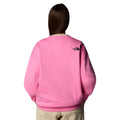 Mujer con la Sudadera The North Face TNF X Yinka Ilori Crew Gamma Pink espalda