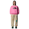 Mujer con la Sudadera The North Face TNF X Yinka Ilori Crew Gamma Pink vista completa