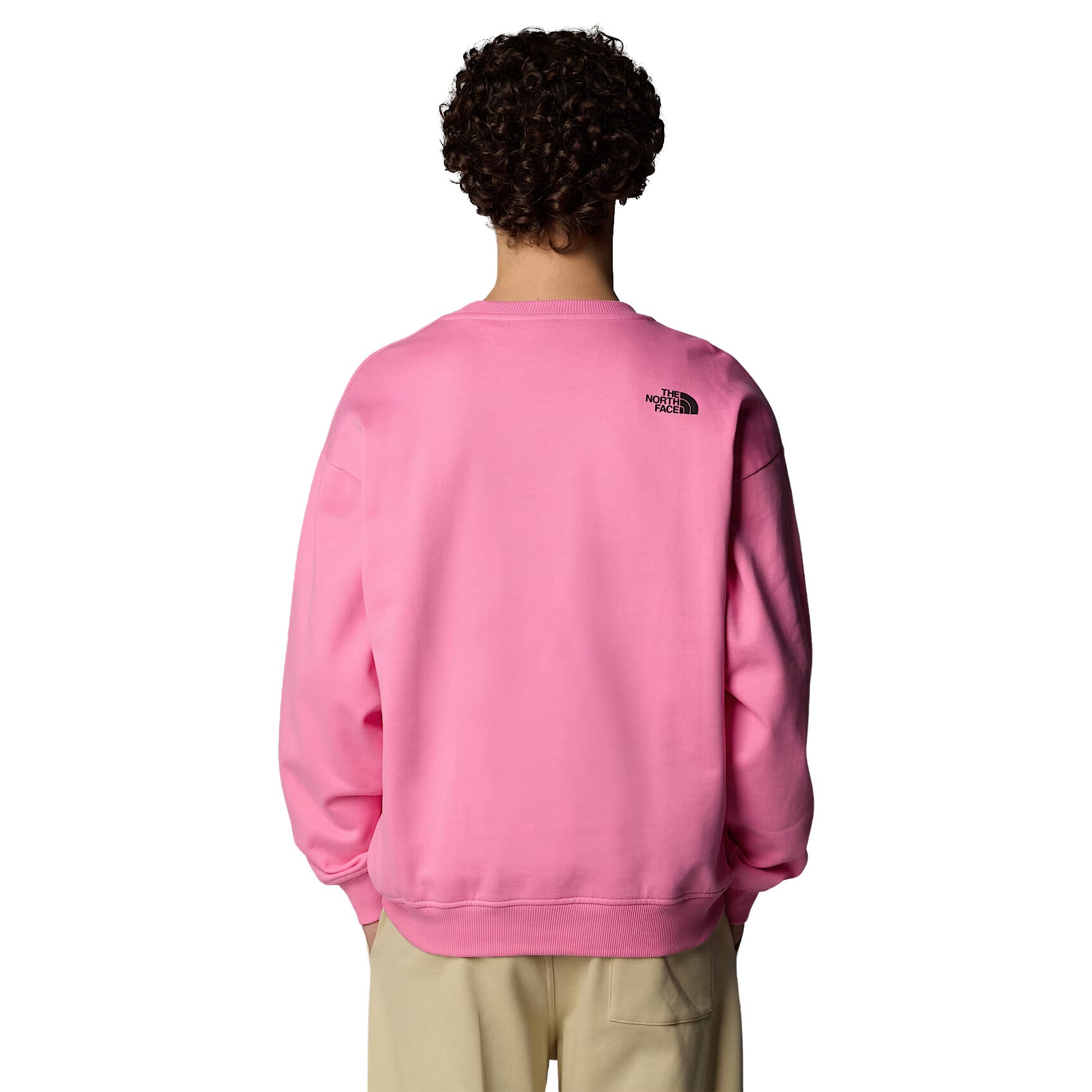 Hombre con la Sudadera The North Face TNF X Yinka Ilori Crew Gamma Pink espalda