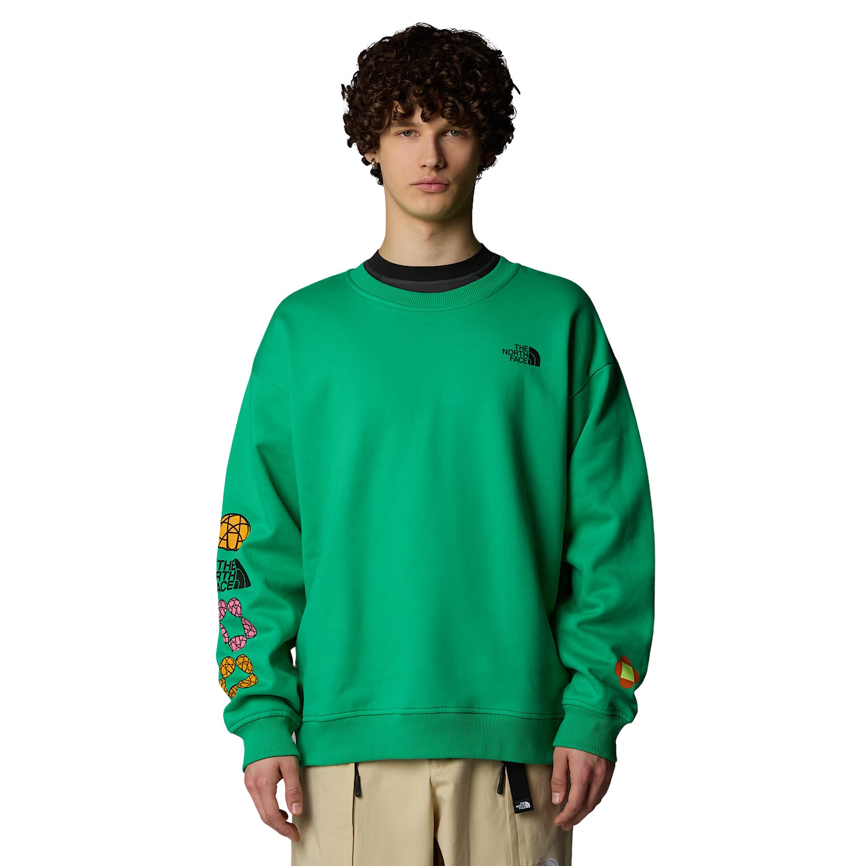 Hombre con la Sudadera The North Face TNF X Yinka Ilori Graphic Crew Optic Emerald