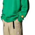 Hombre con la Sudadera The North Face TNF X Yinka Ilori Graphic Crew Optic Emerald cintura