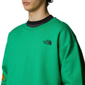 Hombre con la Sudadera The North Face TNF X Yinka Ilori Graphic Crew Optic Emerald cuello