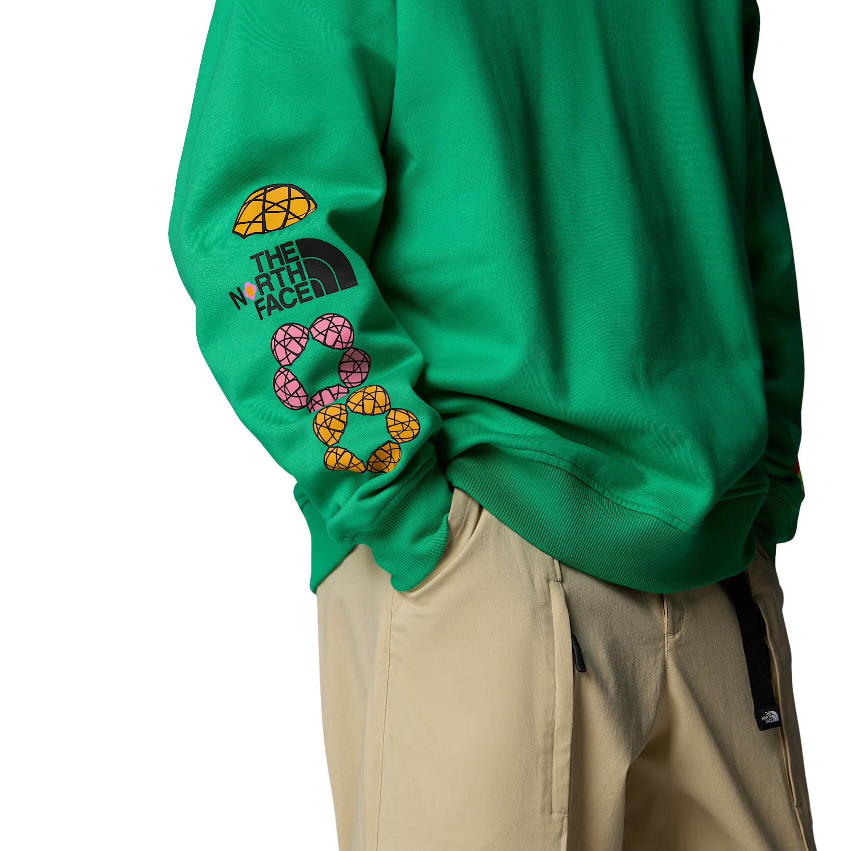 Hombre con la Sudadera The North Face TNF X Yinka Ilori Graphic Crew Optic Emerald bolsillos